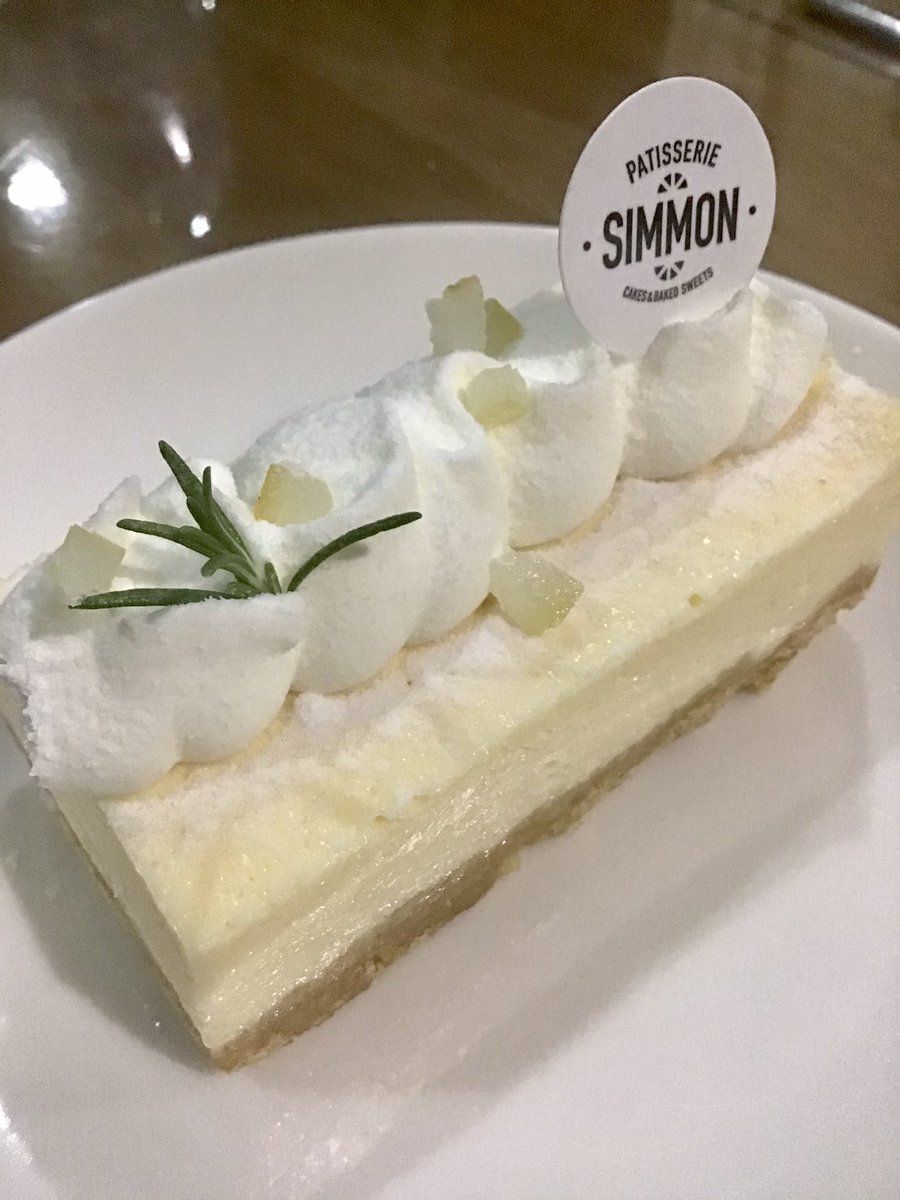 toru_prince's tweet image. 本日のスイーツは #西田辺 #Simmon #シモン
ケーキの基本ってシュークリーム
いっぱい美味しそうなケーキが並ぶ中選んだのは
#シュークリーム
と
#フロマージュ
クリームぎっしりのシュークリームに
フロマージュはチーズ感がしっかり
ご近所の良いお店はどんどん応援したい(^-^)。。。