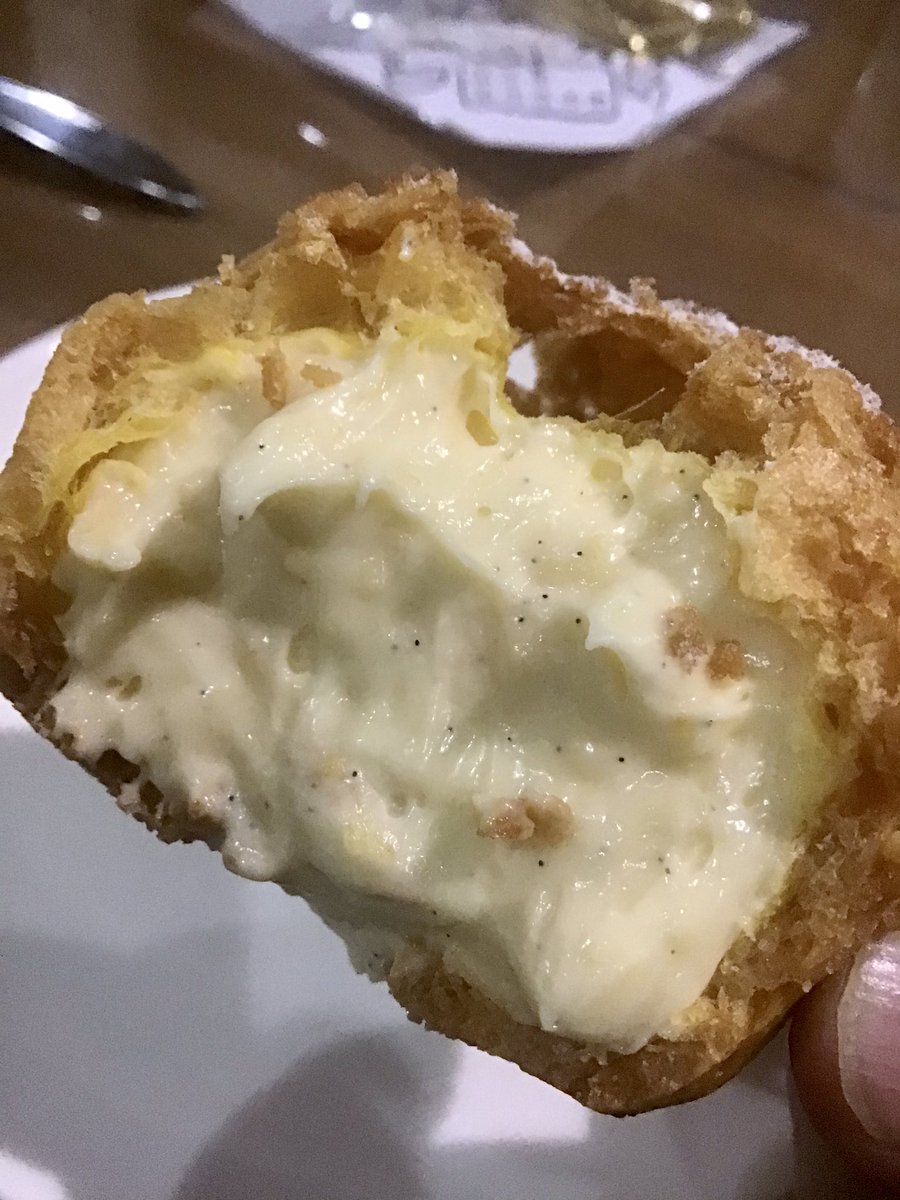 toru_prince's tweet image. 本日のスイーツは #西田辺 #Simmon #シモン
ケーキの基本ってシュークリーム
いっぱい美味しそうなケーキが並ぶ中選んだのは
#シュークリーム
と
#フロマージュ
クリームぎっしりのシュークリームに
フロマージュはチーズ感がしっかり
ご近所の良いお店はどんどん応援したい(^-^)。。。