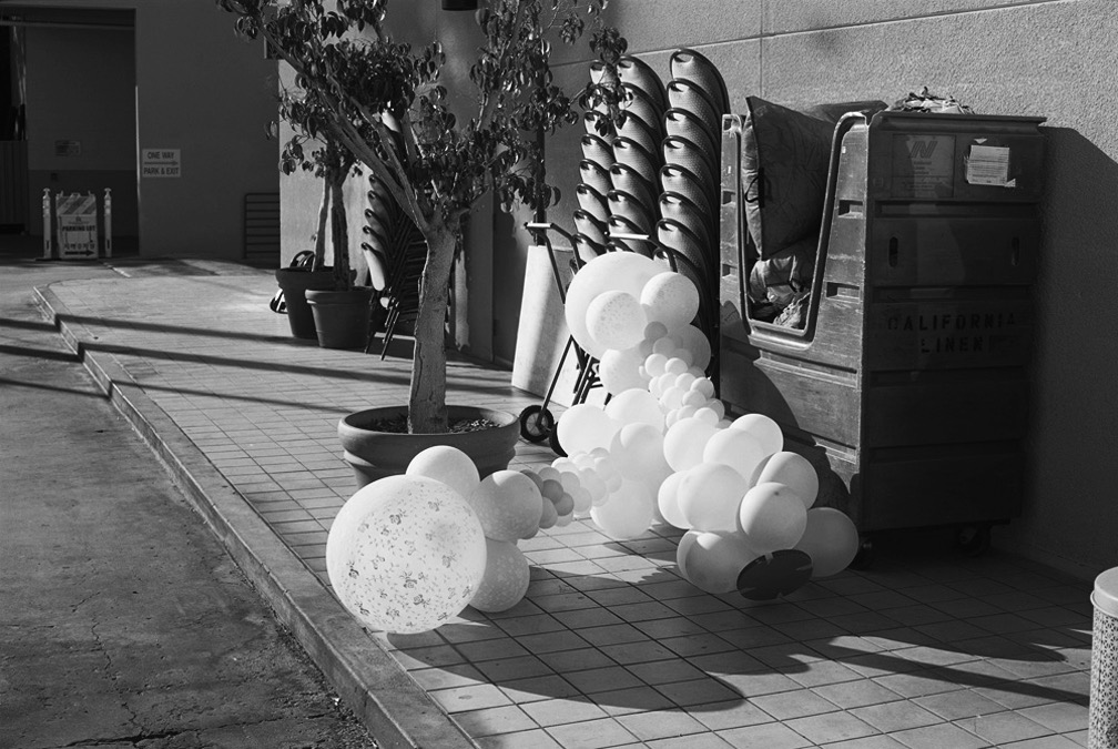 galleryluisotti's tweet photo. Opening tomorrow at the Riverside Art Museum: ‘Golden Hour: California Photography from the Los Angeles County Museum of Art’

June 5 - September 26, 2021 

https://t.co/TUyZ4wEmp7

📸1. Peter Holzhauer, Balloons, 2008 https://t.co/ikB2j2q38e