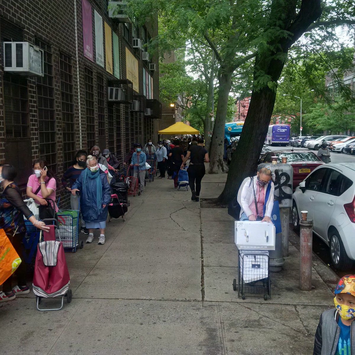 Very busy day today at @UnionSettlement -- we're giving away 600 boxes of fresh food, and offering free COVID vaccines to all #EastHarlem residents!!  Huge thanks to partners <a href="/GrowNYC/">GrowNYC</a>, <a href="/NYCHealthSystem/">NYC Health + Hospitals</a>, NYC Test&amp; Trace Corps and the NYC Vaccine Command Center.