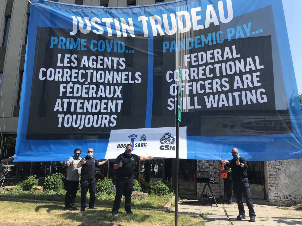 UCCOSACCweb's tweet photo. Les agents correctionnels fédéraux sont devant les bureaux de @JustinTrudeau : On mérite une Prime COVID https://t.co/jysdcKh5V9