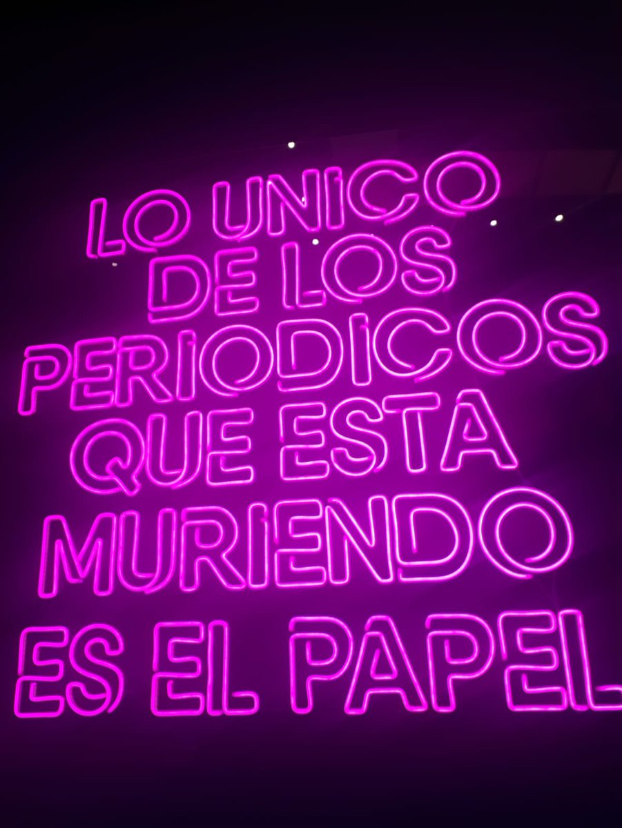Inteligente cartel a la entrada de <a href="/diarioque/">Qué.es</a>! Hablar con el periodista, y gran lector, Jaume Segales es un placer.