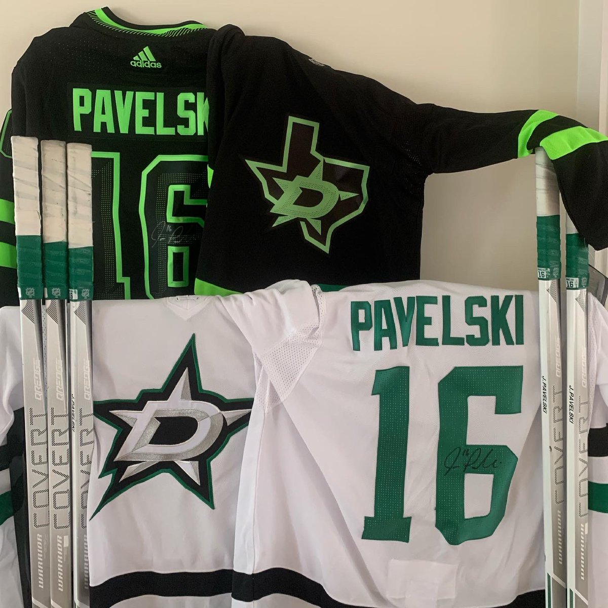 🚨Giveaway! Win one of my signed jerseys or game used sticks.

How to enter:

1. Retweet this Tweet
2. Follow <a href="/torchpro_/">TorchPro</a> 
3. Sign up for TorchPro.com

Winners will be announced on July 4th! You’ll love the content from the TorchPro athletes