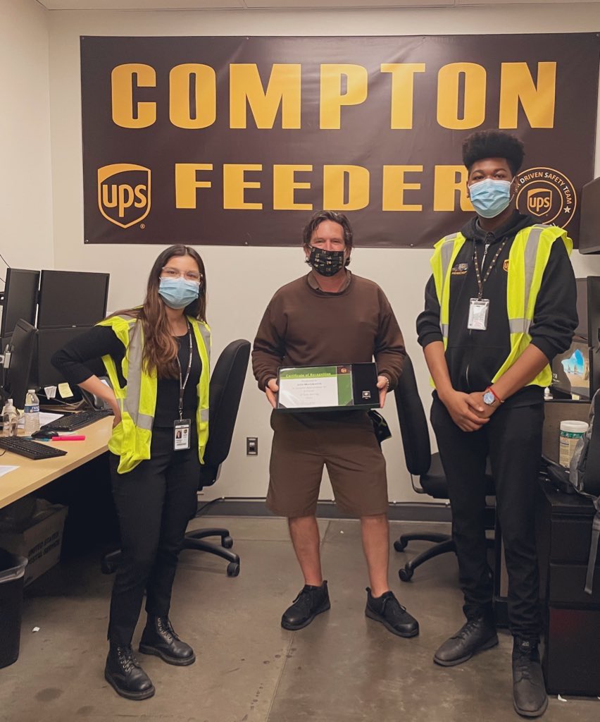 #ComptonFeeder would like to congratulate John Marinkovich for 27 years of safe driving! Thank you for the amazing job you have done. @ComptonFeeder @SouthCal_Feeder @katriverasc @jcingenuik @UPS @FeederWellness @CHP_HQ @CHPsouthern