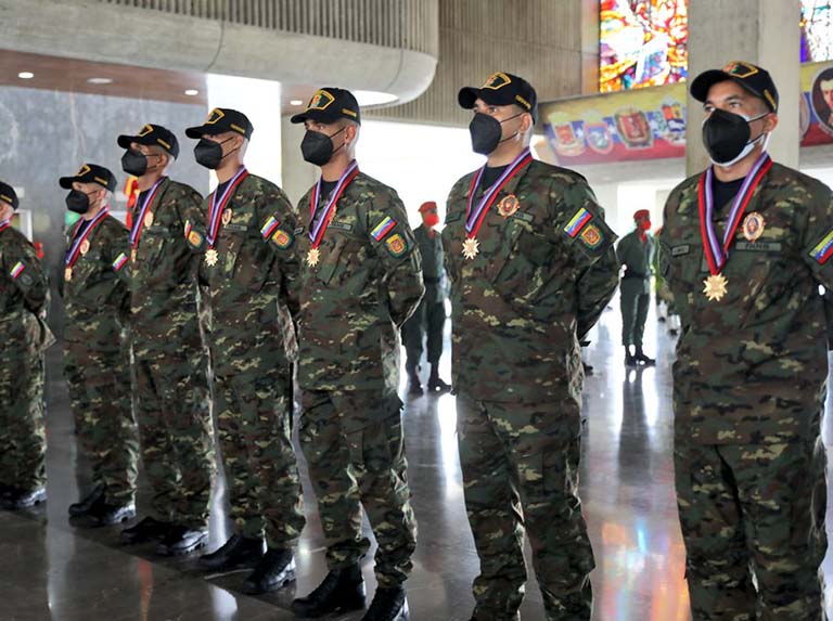 noticierovv's tweet photo. #4Jun FANB otorga condecoración a militares patriotas rescatados en Apure https://t.co/tQUxJ0hn5G 

#NoticieroVenevision #Noticias #News #Política #FANB https://t.co/qdMw91qbdx