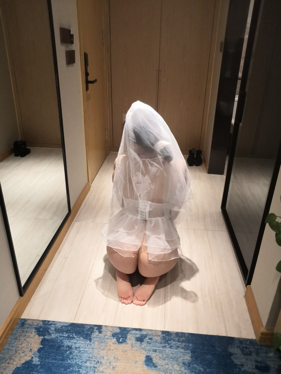 xiaojingyuCM's tweet photo. 头戴着白色婚纱
紧夹着腿根、跪在门后
奶子和���肝儿都有些颤抖 https://t.co/YuI1jVkMuE