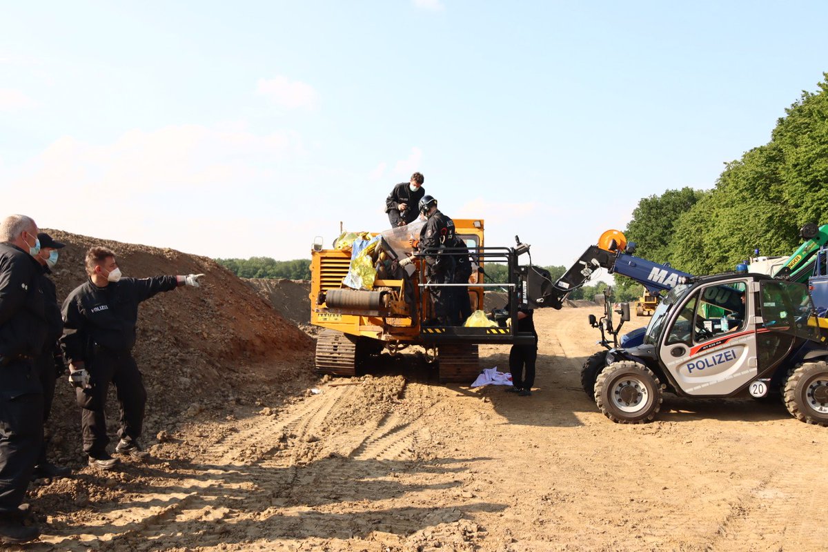 press_pic's tweet photo. Bagger 2/4 wird geräumt. 1/x https://t.co/r92r8zEMcW