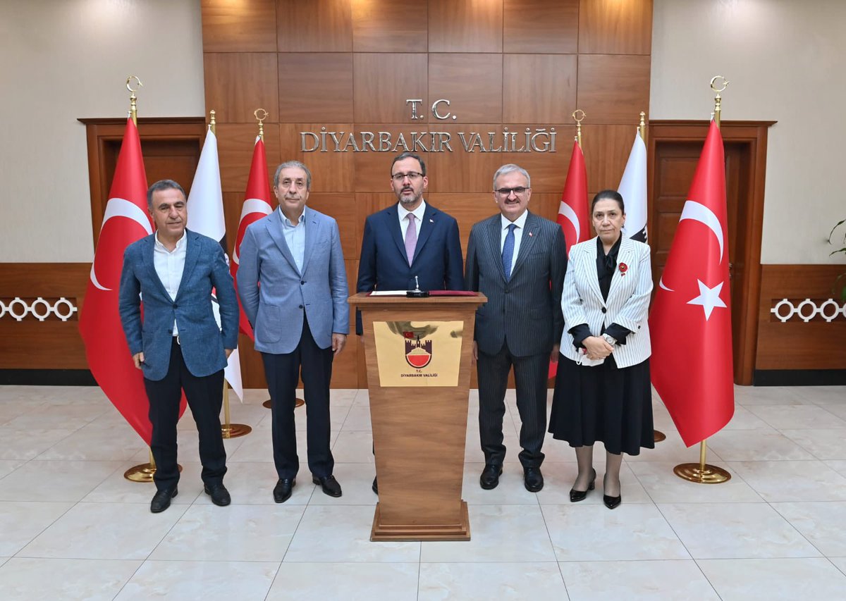 Gençlik ve Spor Bakanımız Sn <a href="/kasapoglu/">Dr. Mehmet Kasapoğlu</a>, Bakanımız Sn <a href="/DrMehdiEker/">Mehmet Mehdi Eker</a> ve Milletvekilimiz <a href="/eronat_oya/">Oya ERONAT 🇹🇷</a> ile birlikte Valimiz Sn <a href="/munirkaraloglu/">Münir Karaloğlu</a>'nu ziyaret ettik