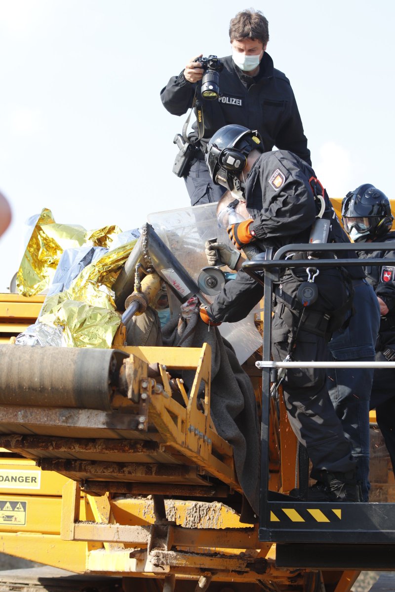 press_pic's tweet photo. Bagger 2/4 wird geräumt. 1/x https://t.co/r92r8zEMcW
