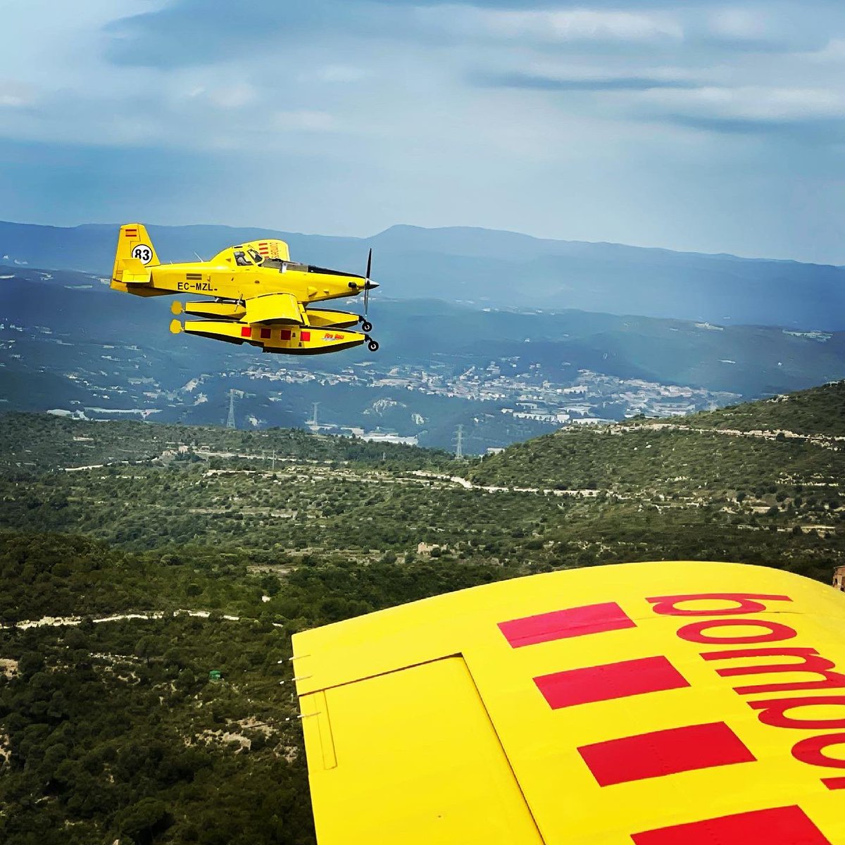 Starting the season with new colors! 👨🏼‍🎨🐥🍌🤟🏻 

@alfonsocontrerasdiaz @bomberscatalunya @airtractorinc #at802 #airtractor #fireboss #wipaire #titanfirefighting #aerialfirefighting #wildfires #incendisforestals