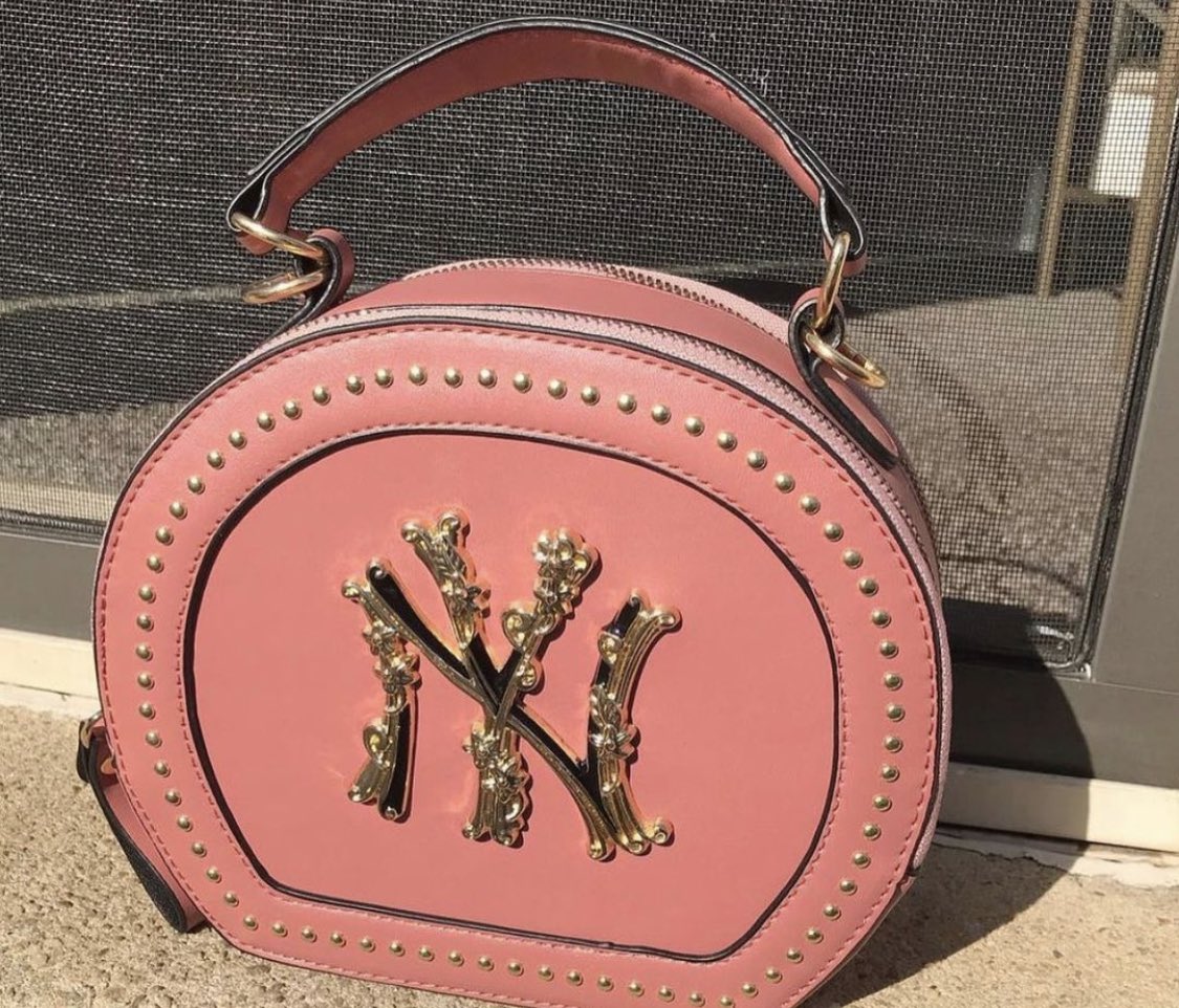 CheysKlosett's tweet photo. @TheShadeRoom Hey Klosett baddies! 🦄Today we are having a big sale! Everything is 75% off💕💕 Our items Ny Bag/LA Bag &amp; Half&amp;Half Sweatsuit are on sale all throughout the month of June 💜💜   https://t.co/np3omkVCse https://t.co/Q3ZeeUubAt