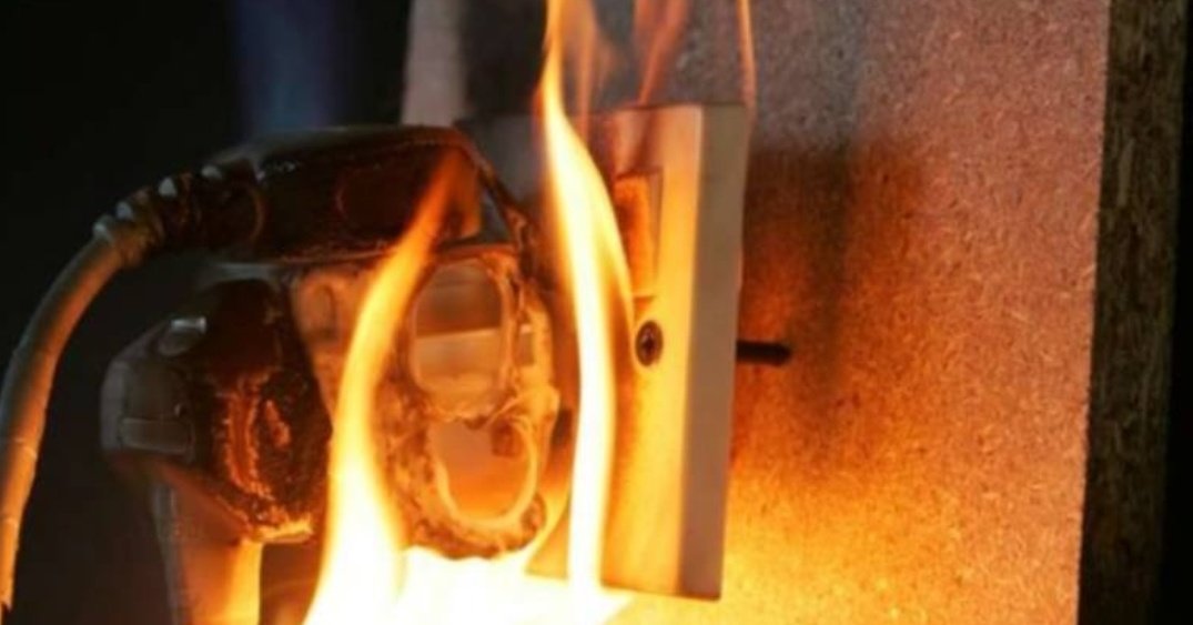 Asu_PCI's tweet photo. Una de las principales causas de incendio, son las conexiones eléctricas y su sobrecarga.

No seas parte de las estadísticas de 🔥🔥🔥🔥🔥🔥🔥🔥🔥🔥🔥🔥

#AsuSegura 👍

Como empezo// Como término https://t.co/e7OUGS2kj5