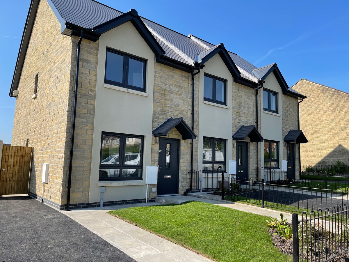 We're absolutely delighted to take handover of these beautiful shared ownership 2/3 bed homes at #LandmarkPlace in #Southowram 🏡Well done to everybody who managed to secure a plot. This is a really popular development! snugbughomes.co.uk/property/landm…