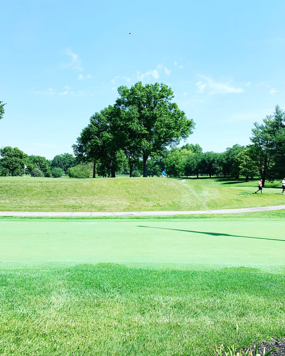 It’s a beautiful day for golf! ☀️⛳️ come join us! Happy Friday! 
#golf #countryclub