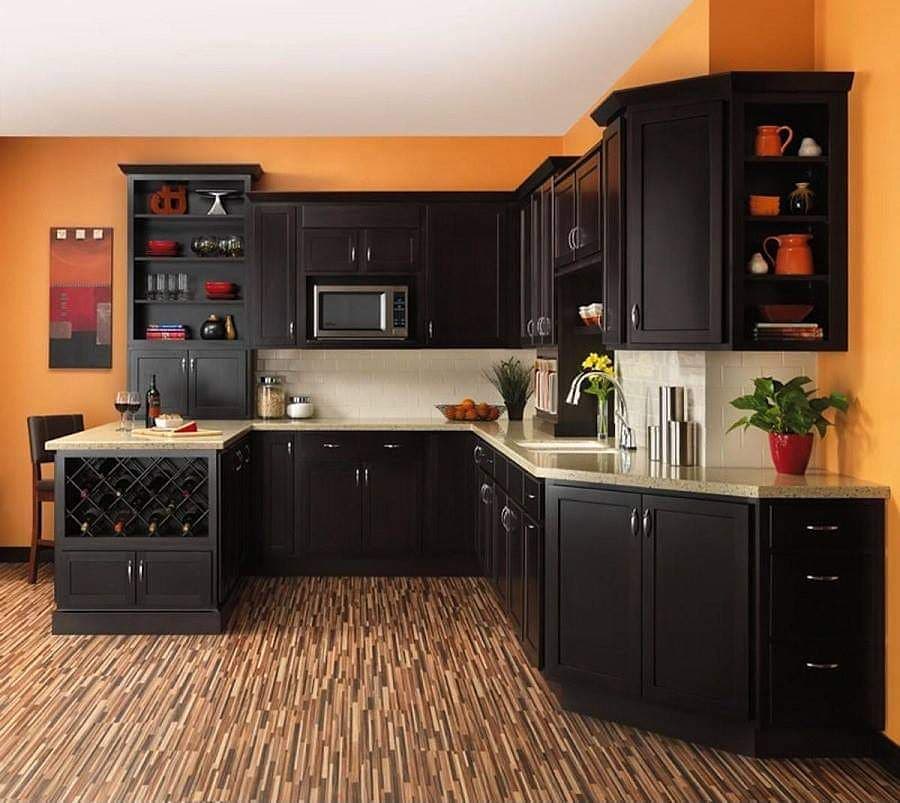 Кухонный гарнитур коричневый цвет. Кухонный гарнитур. Кухня в темном цвете. Кухонный гарнитур темный. Кухонныйигорнитур темный.