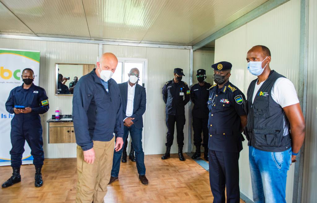 rbarwanda's tweet photo. Kuri uyu wa Gatanu, u Rwanda rwakiriye imbwa zatojwe kwihumuriza zigatahura ahari #COVID19. Izi mbwa zizashyirwa ku kibuga cy'Indege Mpuzamahanga cya Kigali, nβahantu hahurira abantu benshi.#RBAAmakuru https://t.co/9hvbrEYDQ4