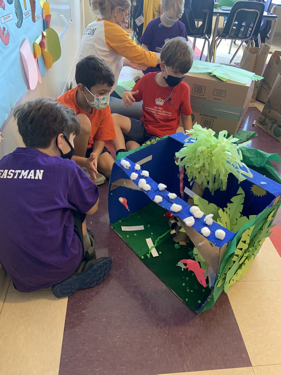 BISCLPYear3's tweet photo. Final touches being added to the #MagicalMacaws boxes!! Miss Ennis and Sra Ioannou are so proud of how hard everyone has worked! @BISCLincolnPark https://t.co/H4RhzyCZDR