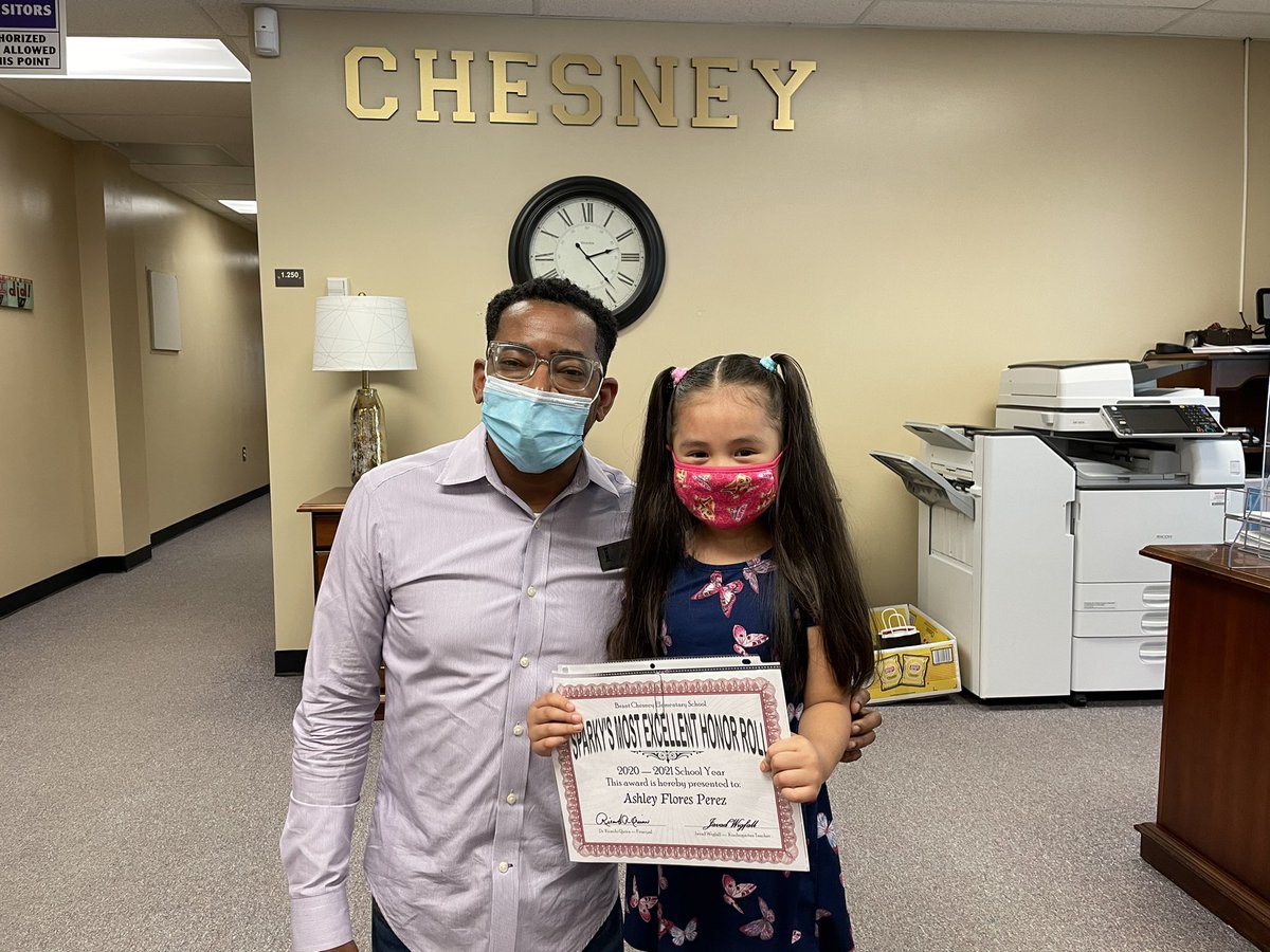MrTeachK's tweet photo. So teaching Hybrid this past school year, you miss having that personal connections with your scholars, but one of my digital scholars was determined to meet me in person before the school year ended. This made my day! @MrTeachK #WigfallWarriors @ChesneyChamps #DigitalStudents https://t.co/l7BXRUEtwF