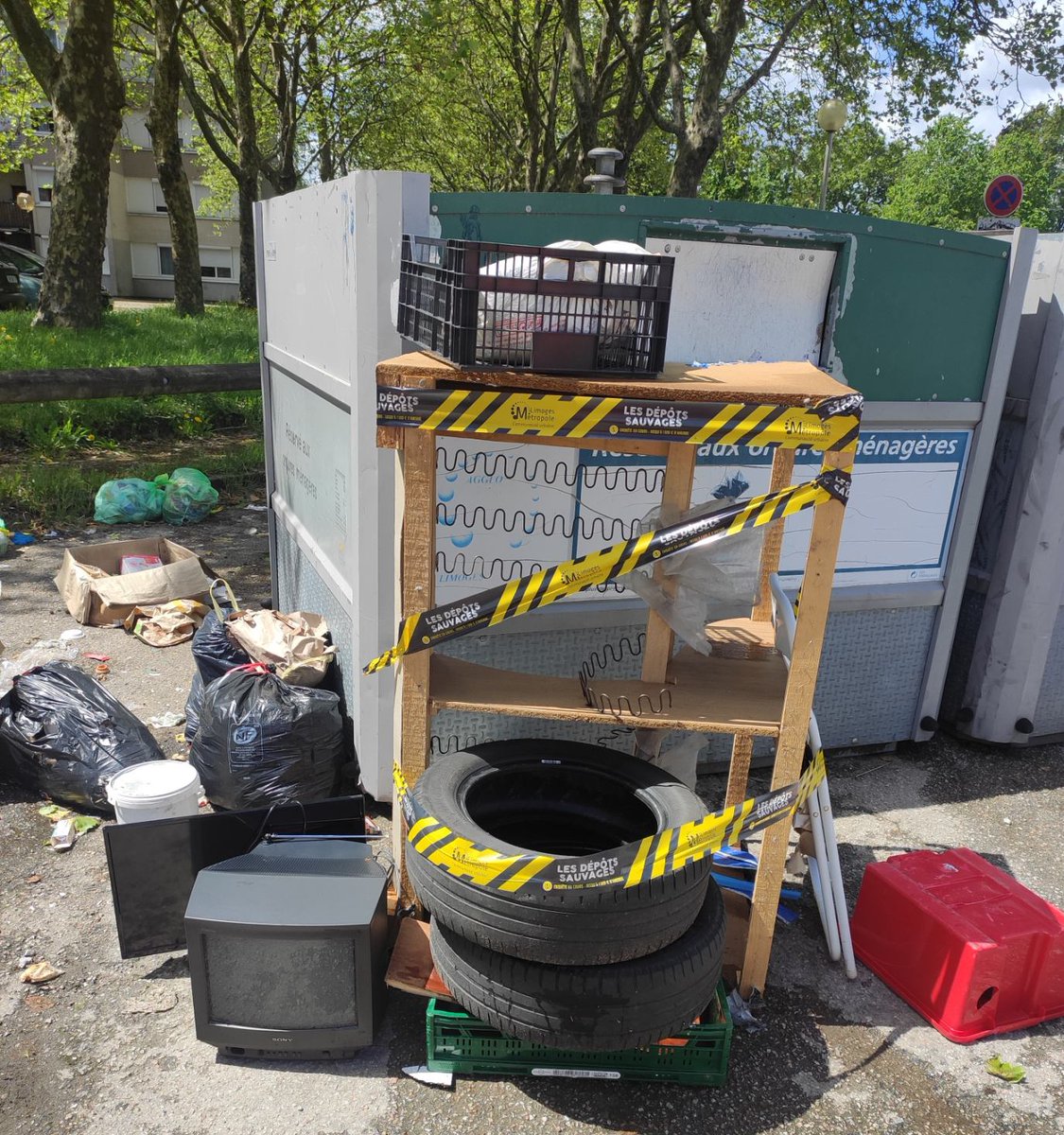 LimMetropole's tweet photo. #PropretéUrbaine | Après un mois de sensibilisation au problème des dépôts sauvages, voici les pires "scènes de crime" sur lesquelles nos Agents ont été appelés. Ce n'est pas une fiction.
Prendre le temps d'aller à la déchèterie, c'est bien mieux que de prendre une amende ! https://t.co/U8a5TYjtdW