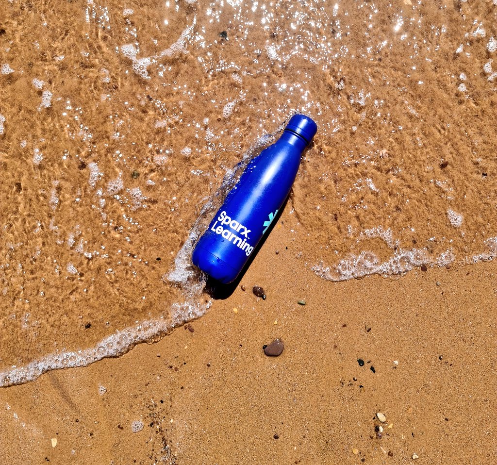 Lauren_Heath_PA's tweet photo. .@SparxLearning, my bottle had a lovely afternoon at the beach today! #TravellingBottle #DevonDay #Devon #HappyDevonDay #SparxLearning #KeepCool #MathsIsCool #Merch https://t.co/HR0ApBKoIt