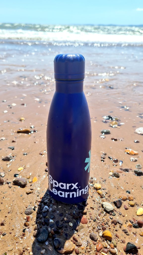 Lauren_Heath_PA's tweet photo. .@SparxLearning, my bottle had a lovely afternoon at the beach today! #TravellingBottle #DevonDay #Devon #HappyDevonDay #SparxLearning #KeepCool #MathsIsCool #Merch https://t.co/HR0ApBKoIt