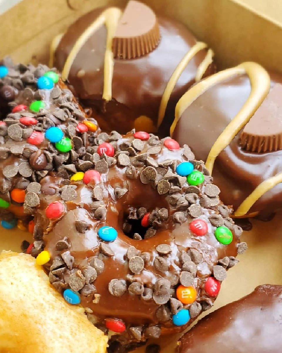 CarolinaBeachNC's tweet photo. There are some decadent donut places in #CarolinaBeach to visit on #NationalDonutDay. 🍩 From classic glazed donuts to donut-topped ice cream sundaes. Find all the ways to enjoy the day #OnlyinCB here:
https://t.co/iPd5ejParj
📷: @bigbearswife, @wenzsun https://t.co/vPx8CK8mq3