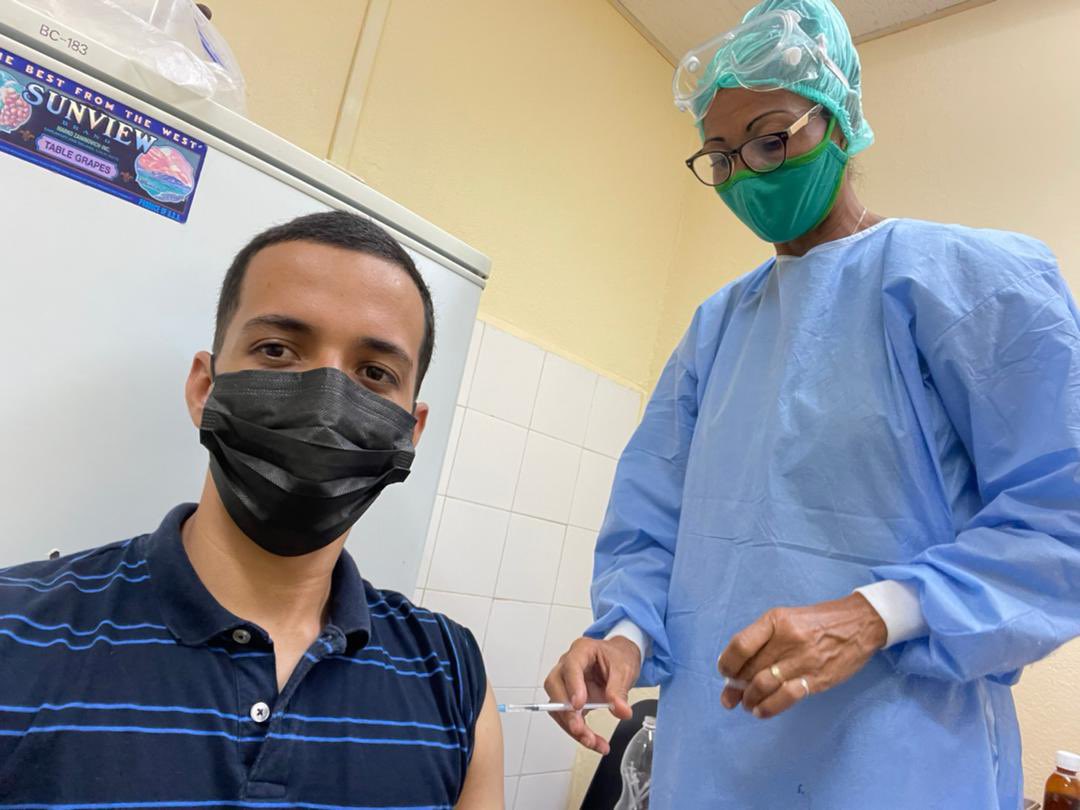 La grandeza de la revolución cubana  🇨🇺. Mi hermano, que se beneficia de una beca (GRATIS) para estudiar medicina en #LaHabana gracias al convenció #RASD-#Cuba , ha recibido hoy la segunda dosis de la vacuna #VacunaCubana #Abdala.