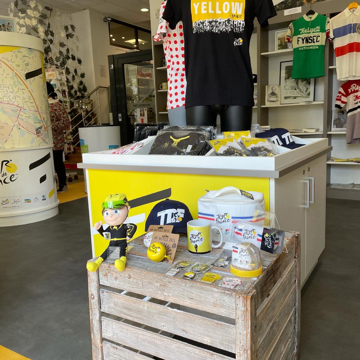 BerrySologne's tweet photo. Retrouvez dès demain pour la #fetedutour notre boutique Maison du Tour : porte-clés, sonnettes, magnets, mugs, casquettes, tshirts, étuis à lunettes, boules neigeuses, peluches, à l’effigie du #tourdefrance2021
Rendez-vous à l’office de tourisme
#vierzon https://t.co/mSo0zTxygd