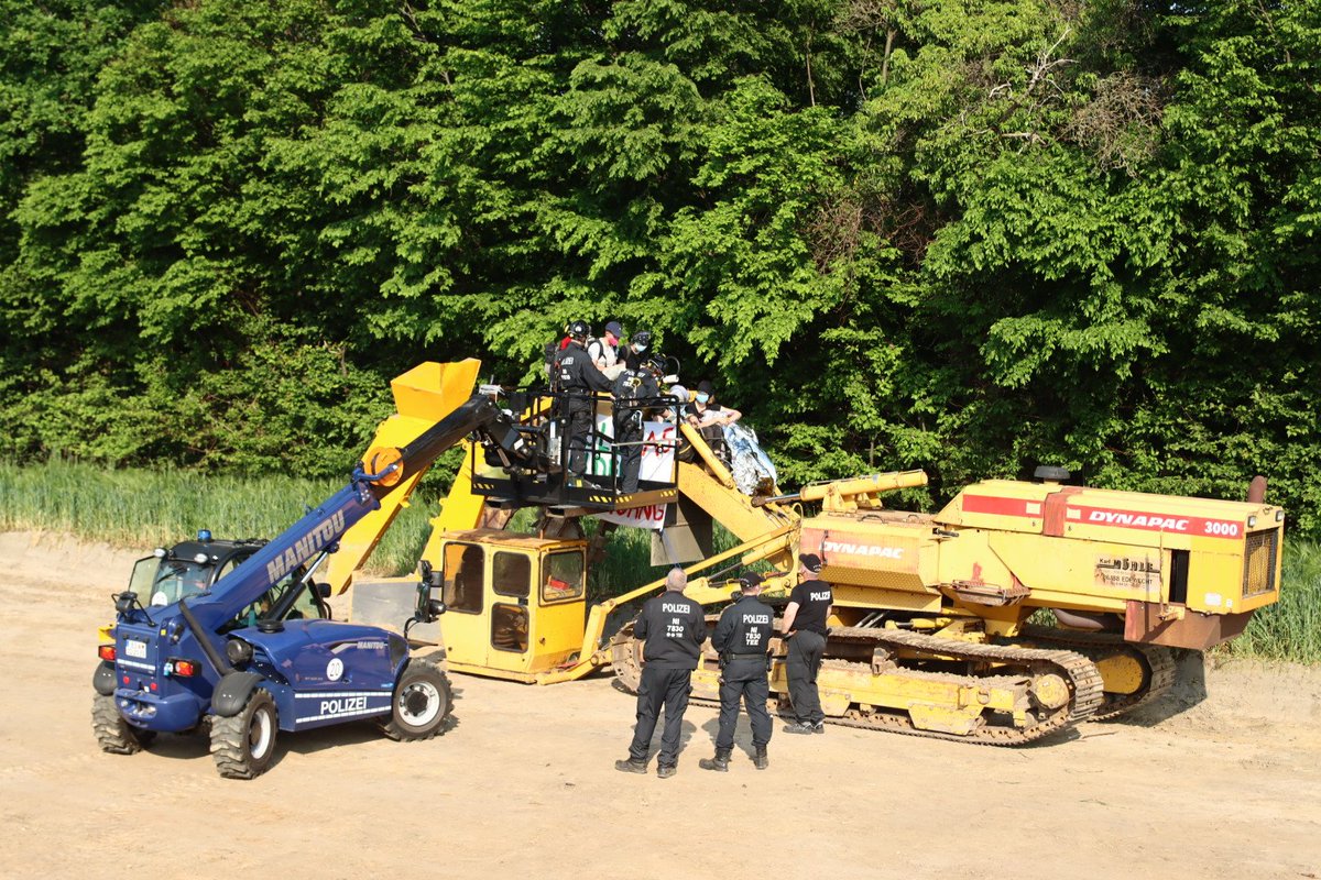 press_pic's tweet photo. Bagger 3/4 wird geräumt. https://t.co/cQlk6IgfjH