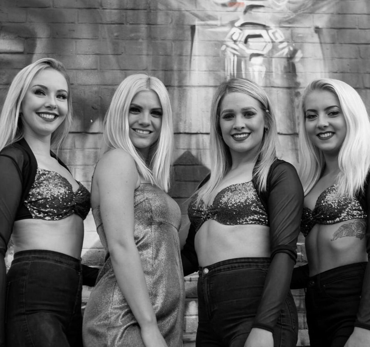 CreativeEdgeAg1's tweet photo. Wow wow wow 4 of our blonde beauties on set for a music video! 😍🤩🔥 
__
Dancers - @eloisejadeross @fernabelle4 @shannenljackson @_kristawright 
__
#musicvideo #musicvideodancers #photography #onset #backingdancers #model #dancers #videoshoot #creativeedge #beautiful https://t.co/Rju0jMVYau