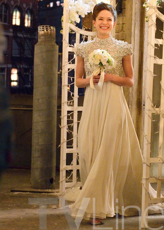 BatB_Beastie's tweet image. Happy friday Beasties. Catherine looked so beautiful on her wedding day. 😍 Thank you @DesigningAshton for picking out this wonderful wedding dress. #BatB #feasties #KristinKreuk