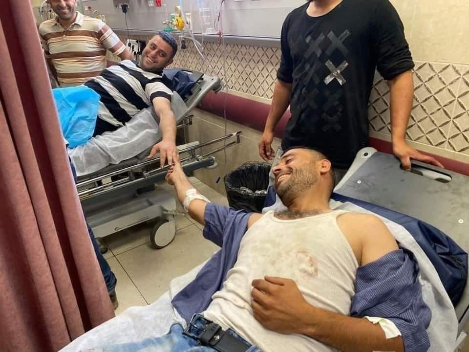 رفيقين معا 
من مواجهات بيتا ضد الاستيطان إلى سرير الشفاء بإذن الله
٢١ إصابة بالرصاص الحي حتى العصر ومئات المصابين بالمطار والغاز