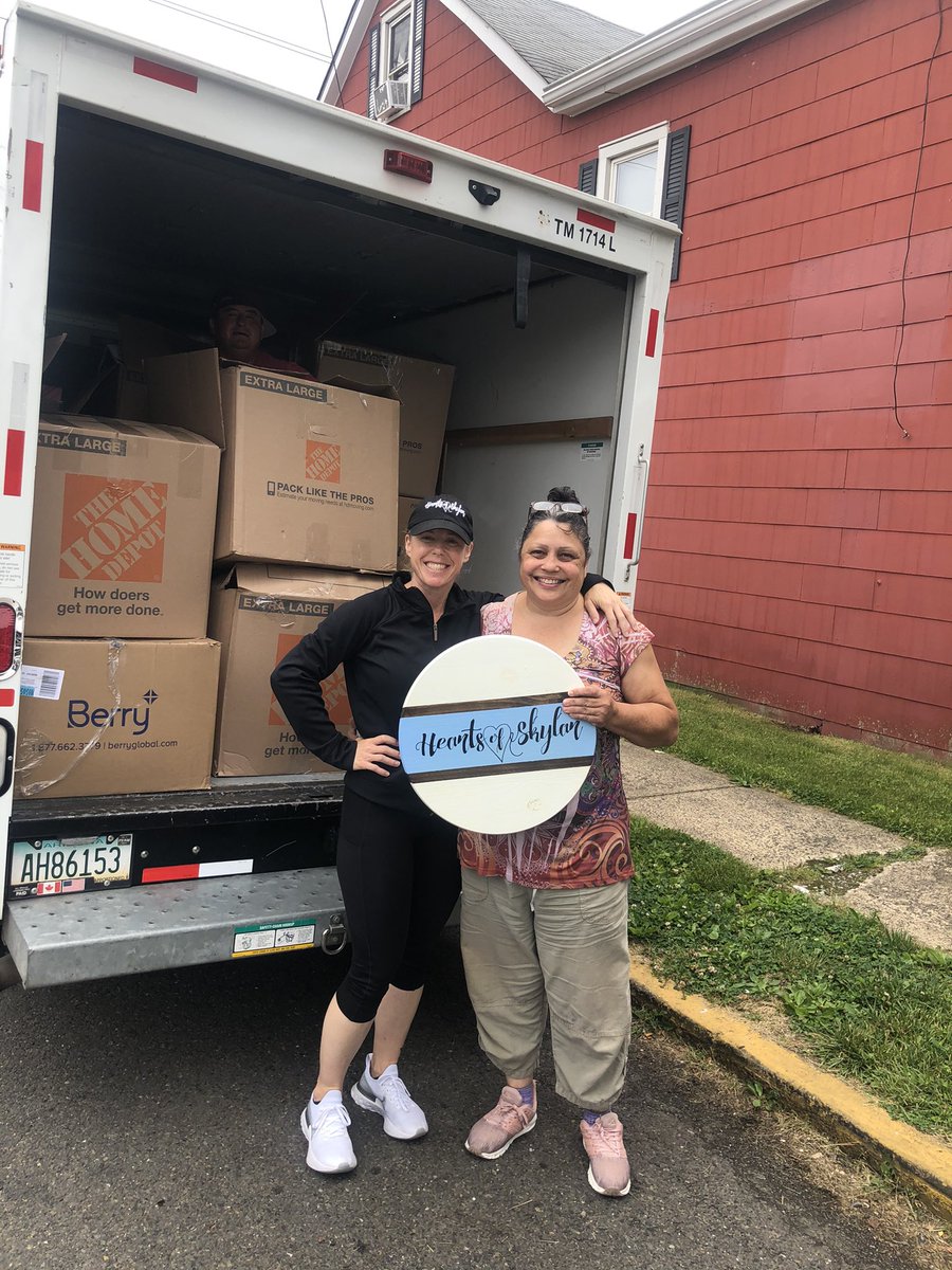 HeartsofSkylar's tweet image. Glenda our SJ partner picked up a uhual full of masks, toiletries, brand new clothes etc to distribute.  She works with the shelters and DYFS in south Jersey including shore sites to help those in need ❤️❤️...  we thank you for partnering and helping to continue our mission!!
