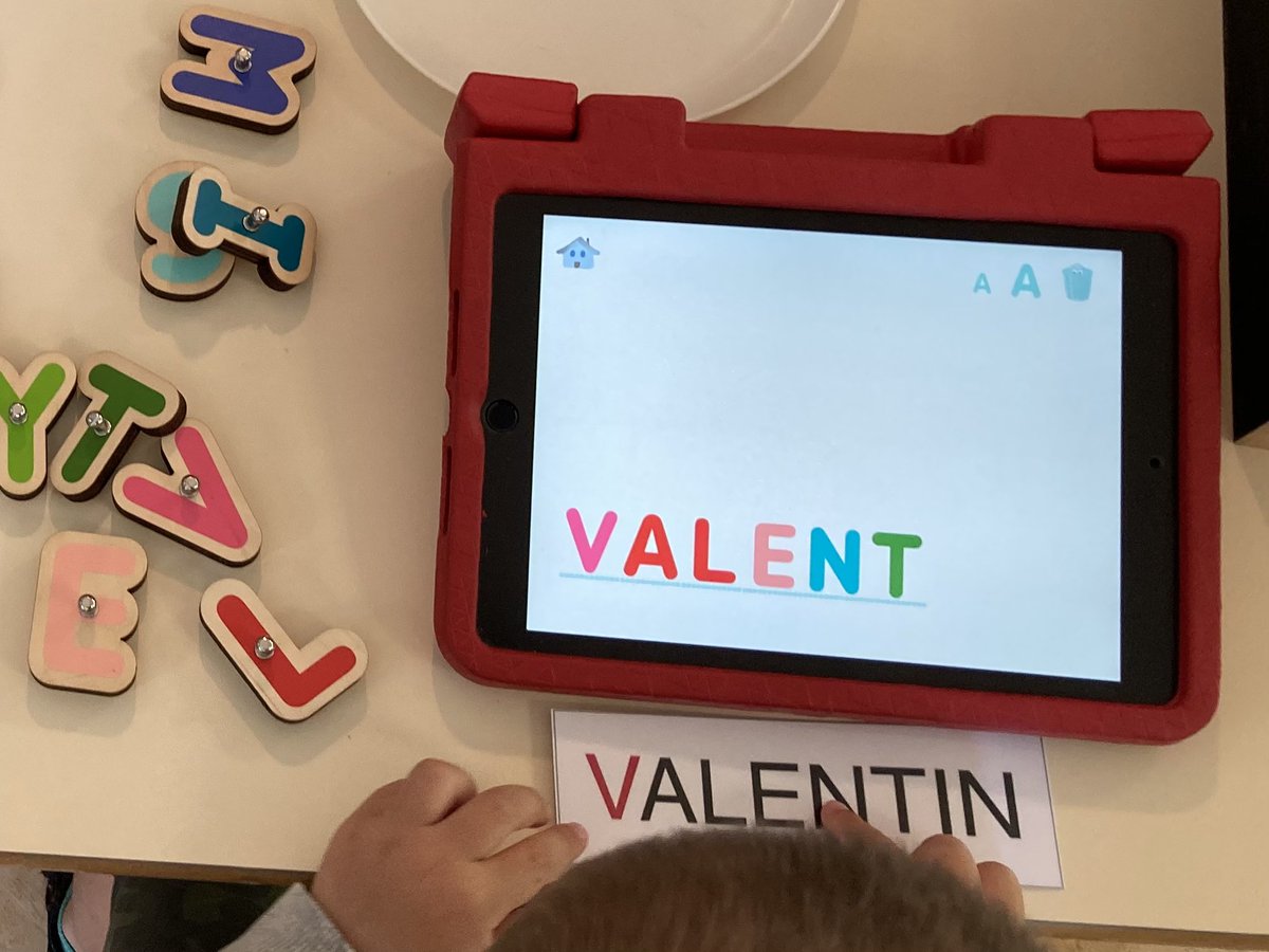 manuhache's tweet photo. Langage écrit en maternelle. 
Les élèves de PS #stmichel2B utilisent aussi l’appli #blablabox de @marbotic
Quelle fierté d’entendre la tablette prononcer son prénom et valider son travail !
@iengourdon46 @actoulouse https://t.co/FwkZggBeFC