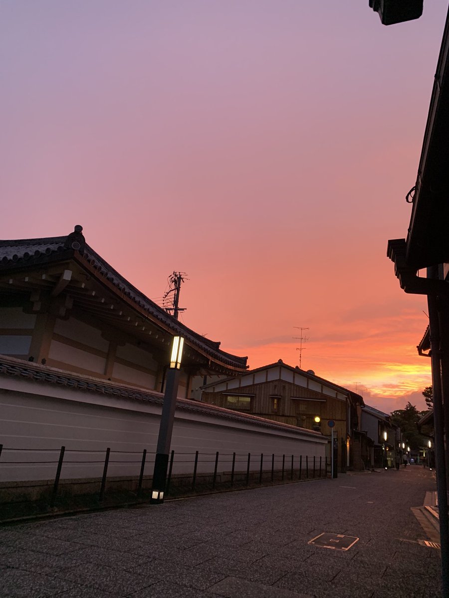 yuko_umeno's tweet photo. 今日も、あまりにも #美しい
#上七軒 通りの #夕焼け
#連投
#好きな色
#加工なし
#うちのまえから https://t.co/4T8KA4gH6L