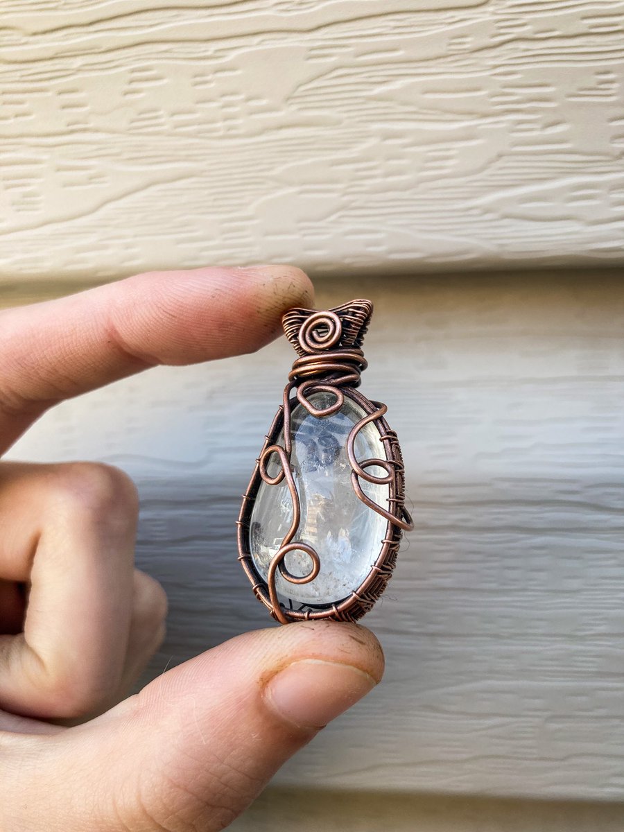 hollow_teeth's tweet photo. clear quartz cuties still looking for their forever homes🔮✨

$40 and under + free shipping✨
Links below! https://t.co/KzZKHXSNS9