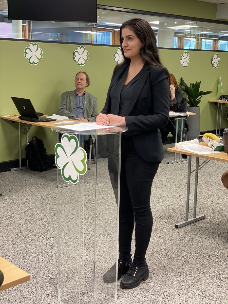 OsloSenterparti's tweet photo. Vår Nadine Al-Mustafa tar til orde for et Exit-program for gjengkriminelle på landsmøtet. 

Bra for de som har havna utafor, bra for hele landet. 

– De er våre egne, sier hun. #splm21 https://t.co/slmsnvVPHk