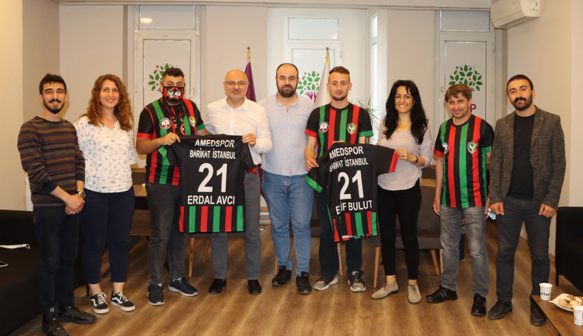dempartistanbul's tweet photo. Amed Spor Barikat Taraftar Grubu İl Örgütümüzü ziyaret ederek İl Eşbaşkanlarımıza Amed Spor forması hediye ettiler. Bu nazik ziyaretlerinden dolayı  Barikat Taraftar Grubu'na teşekkür ederiz. Yeni sezonda Amed Spor'a başarılar dileriz.
@AmedsporSK
@antifabarricade https://t.co/7WHyYdIK97