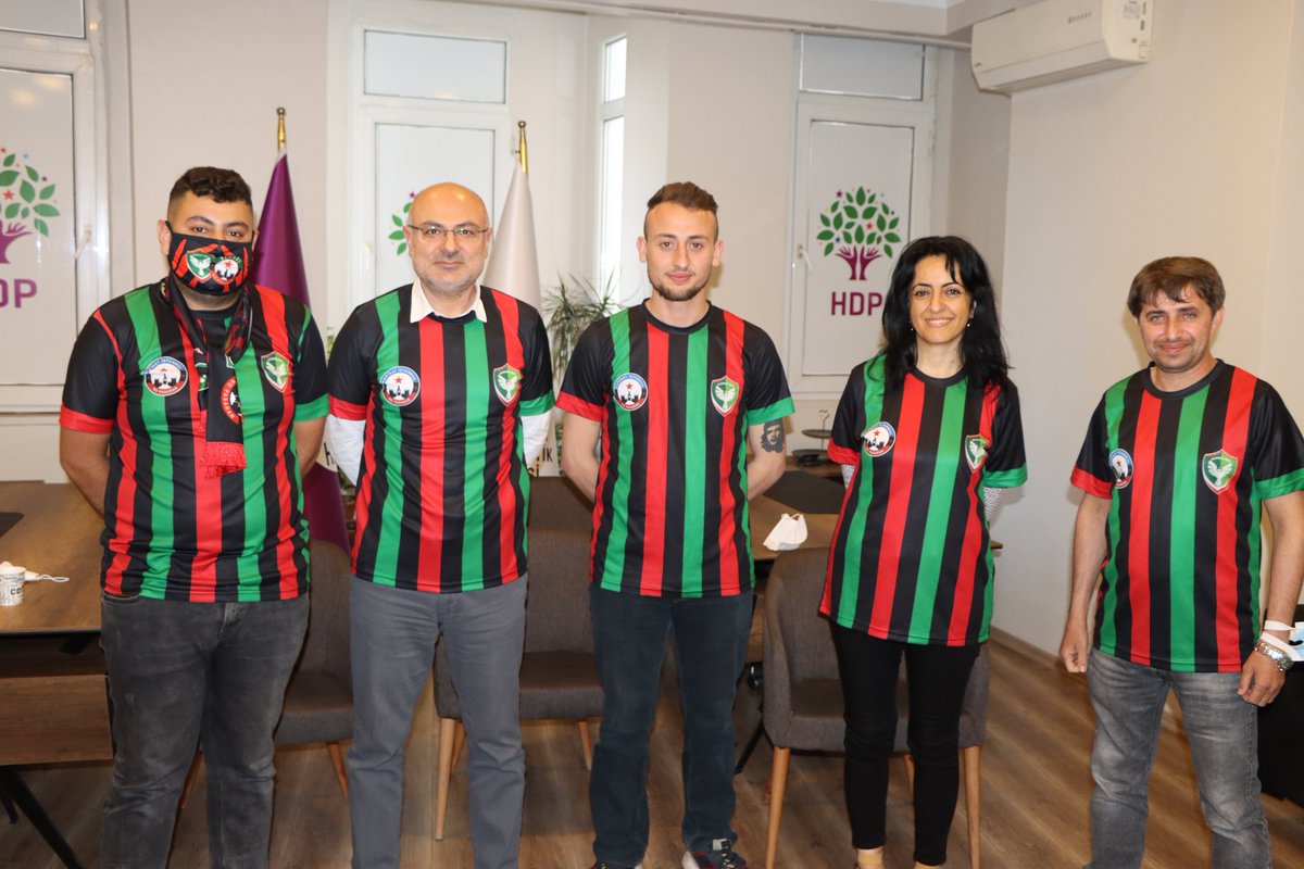 Amed Spor Barikat Taraftar Grubu İl Örgütümüzü ziyaret ederek İl Eşbaşkanlarımıza Amed Spor forması hediye ettiler. Bu nazik ziyaretlerinden dolayı  Barikat Taraftar Grubu'na teşekkür ederiz. Yeni sezonda Amed Spor'a başarılar dileriz.
<a href="/AmedsporSK/">Halkın Takımı AMEDSPOR</a>
<a href="/antifabarricade/">Barricade Antifa</a>