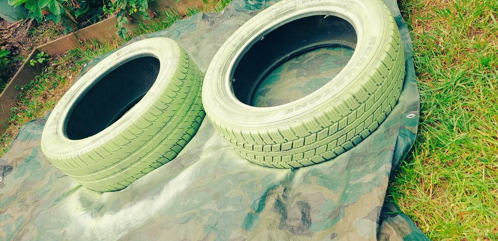 Bezig met plantenbakken maken van oude autobanden💖💪 #recycling