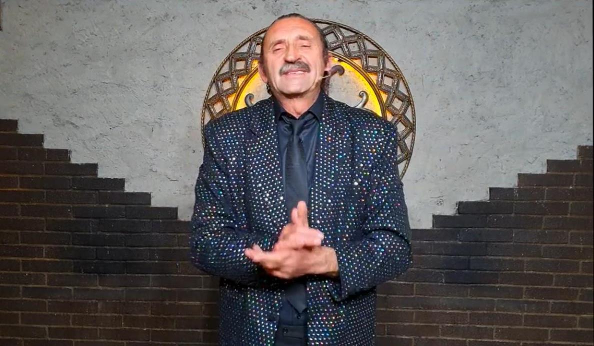 ContactoHumor's tweet photo. HOY  a partir de las 21:30 horas.
Invitación a una terapia de risa con Benni.
Este jueves 3, viernes 4 y sábado 5 de junio Gabriel Benni presenta su show 2021. Una buena dosis de humor online. más información en: https://t.co/Qlp8yUmMyY
 #QuedateEnCasa     #showdehumor #humor https://t.co/oBt23JEOOh