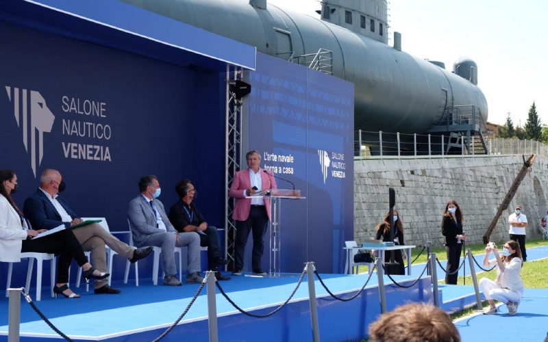 SaloneVenezia's tweet photo. 👉PRESS ROOM👈 #SaloneNauticoVenezia
Il sindaco @LuigiBrugnaro alla presentazione di #EConcept.
“Il Salone Nautico aiuta a studiare la progettualità del futuro, come quella che viene presentata oggi".
📰https://t.co/yZZYBCEgh8
@comunevenezia @veneziaunica @ItalianNavy https://t.co/l9v9DNAQzv