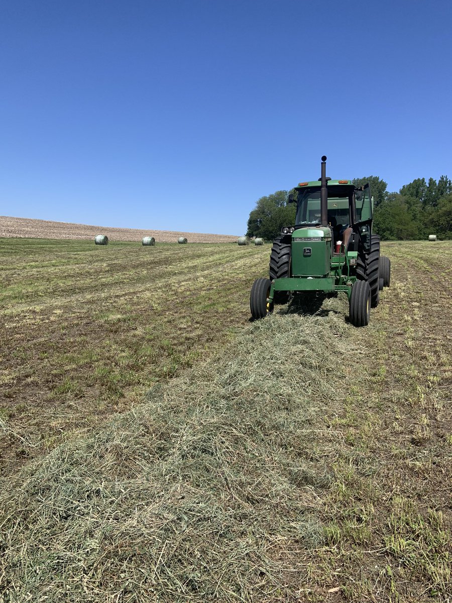 PlsntVlyFarmer's tweet photo. 4250 on baler, 4450 on moco, 4240 on rake, 4630 on loader, lining them up. If it was 1984, I’d be a pretty big deal. https://t.co/c7tCEr7ImN