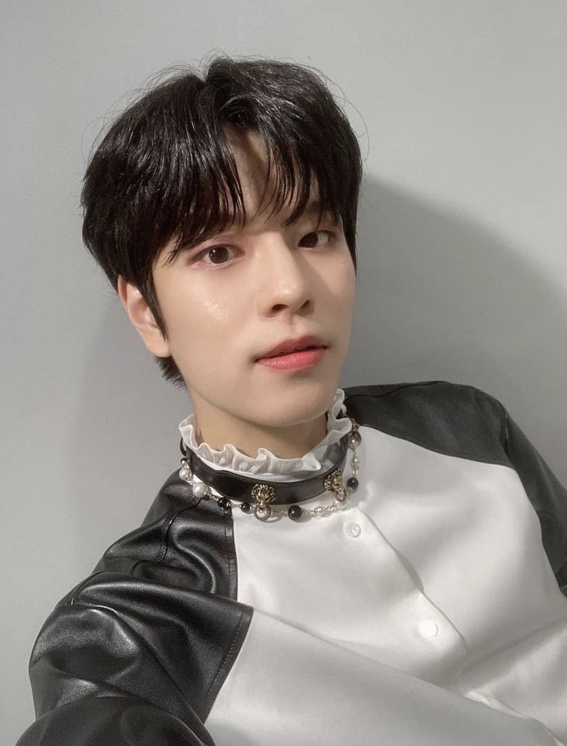 i am really so so happy for them really. Stray kids worked so hard and they deserved this so much!