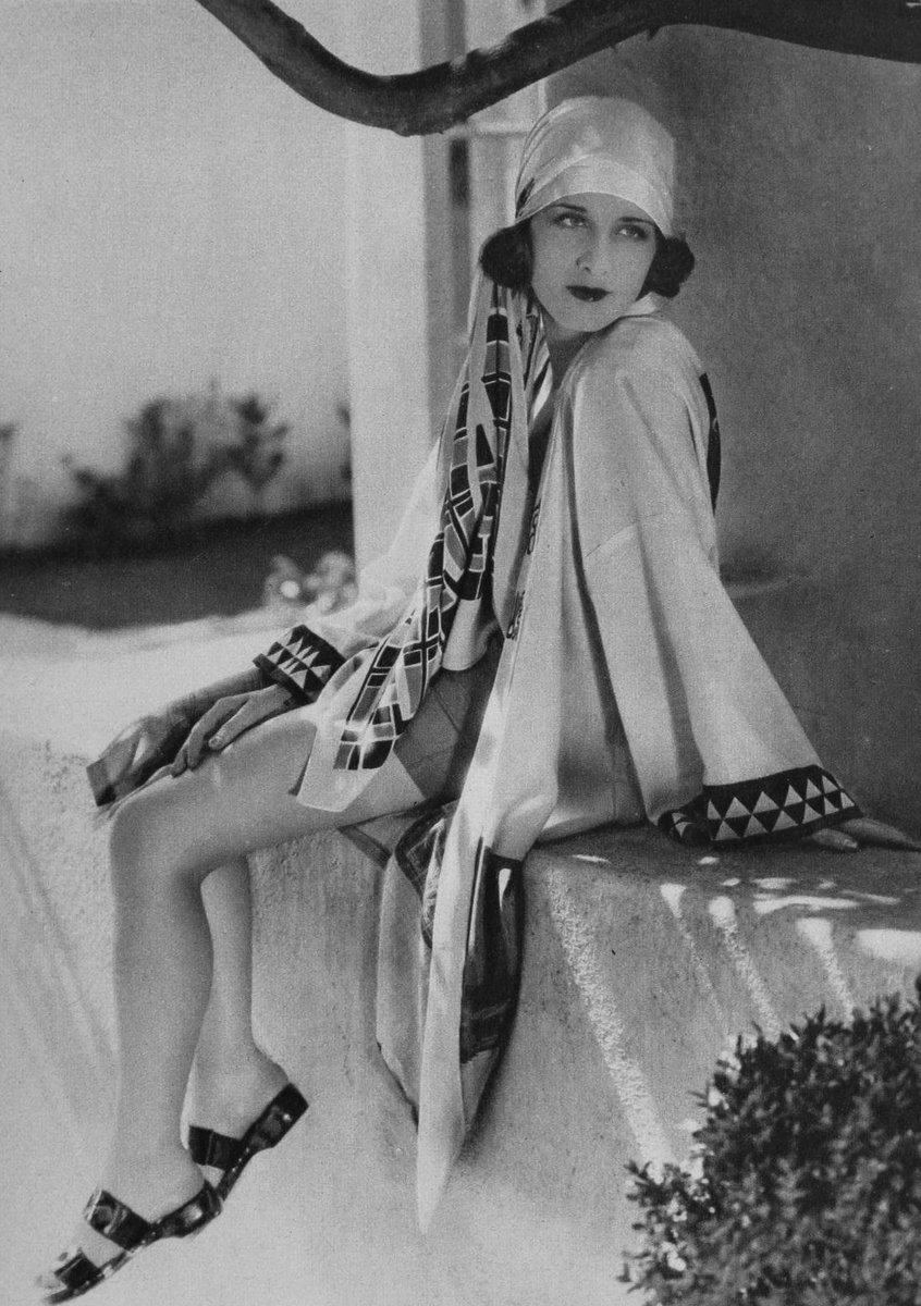 ElizabethDFJnr's tweet photo. Norma Shearer in 1920s summer/beachwear for #FashionFriday https://t.co/RM61hjCqrD
