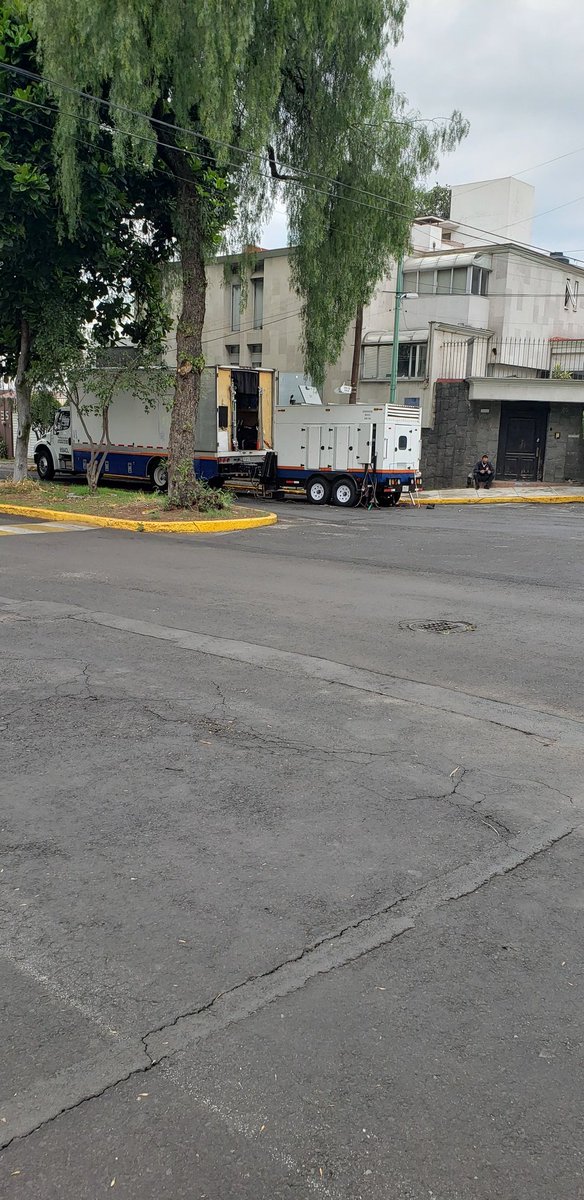 Manuel46039295's tweet photo. @C5_CDMX @Alcaldia_Coy Ya sólo por que es @TelevisaTVmx @Televisa @fundtelevisa @NTelevisa_com se pueden estacionar donde quieran y apartar lugares en Cerro del hombre y Cerro dos conejos. Y estos hablando mal de gobierno https://t.co/6PueZ9iUqz