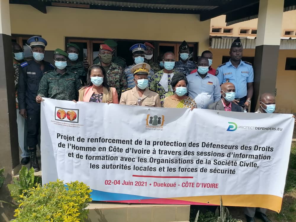 ciddh_officiel's tweet photo. La #CIDDH organise une session d'information et de formation des Autorités administratives et les Forces de Sécurité de @DUEKOUE sur la loi de protection des défenseurs des droits de l'Homme et son décret d'application @ProtectionInt @bikjo @StephanieWamba https://t.co/hdYIBSJ49K