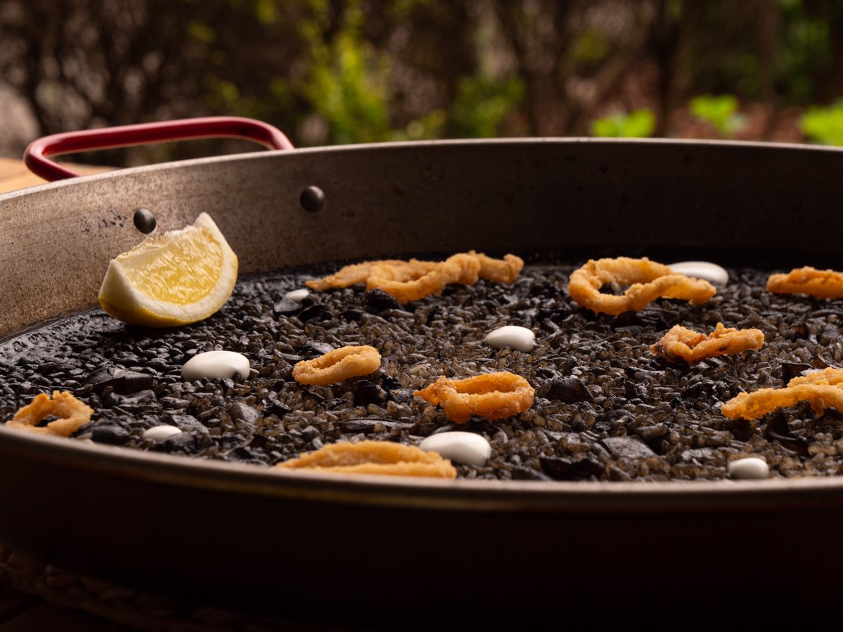 EAlimentacio's tweet photo. Arroz negro ➡ahora en la carta de verano. 
Puedes reservarlo también para llevar 🥘
#arroznegro #arroces #arrocesparallevar https://t.co/a5wqoGcc1n