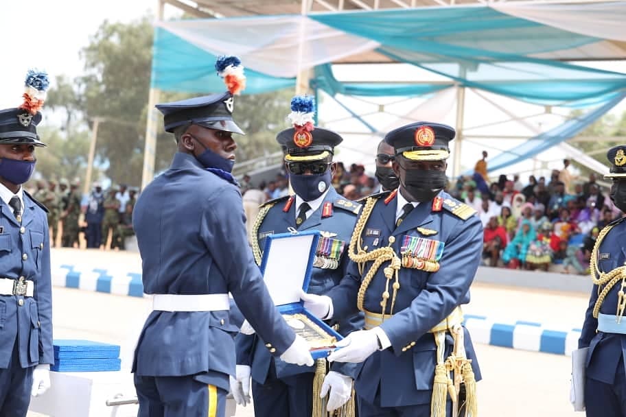 NigAirForce's tweet photo. NAF GRADUATES ADDITIONAL 1,031 NEW RECRUITS AS CAS CHARGES THEM TO BE INNOVATIVE
https://t.co/WRjkL1bQpa https://t.co/eXcneDnpIQ
