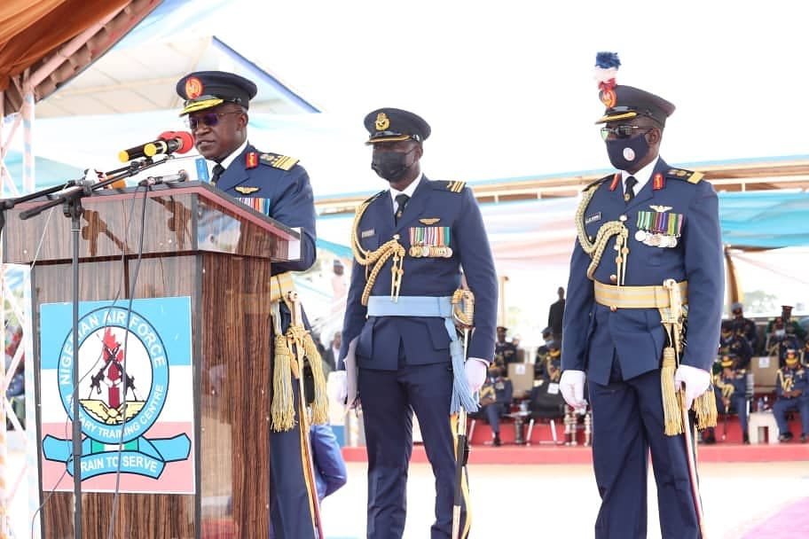 NigAirForce's tweet photo. NAF GRADUATES ADDITIONAL 1,031 NEW RECRUITS AS CAS CHARGES THEM TO BE INNOVATIVE
https://t.co/WRjkL1bQpa https://t.co/eXcneDnpIQ